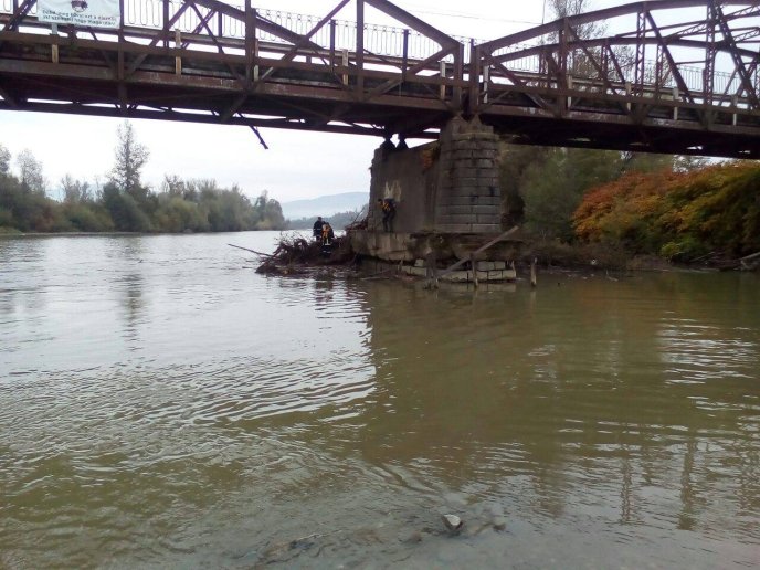 Хустські рятувальники розчищали підмостові опори, щоб уникнути підтоплень – 05