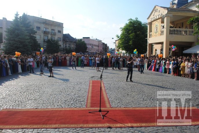 У центрі Мукачева відбувся урочистий парад випускників (ФОТО) – 17
