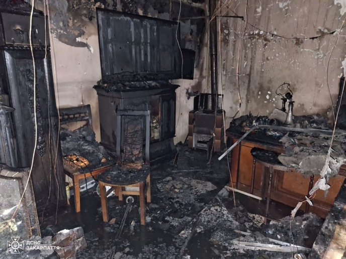 У Мукачеві горів меблевий магазин: вогнеборці показали наслідки пожежі – 04