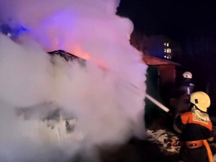 Ввечері згорів гараж, в якому були два автомобілі – 03