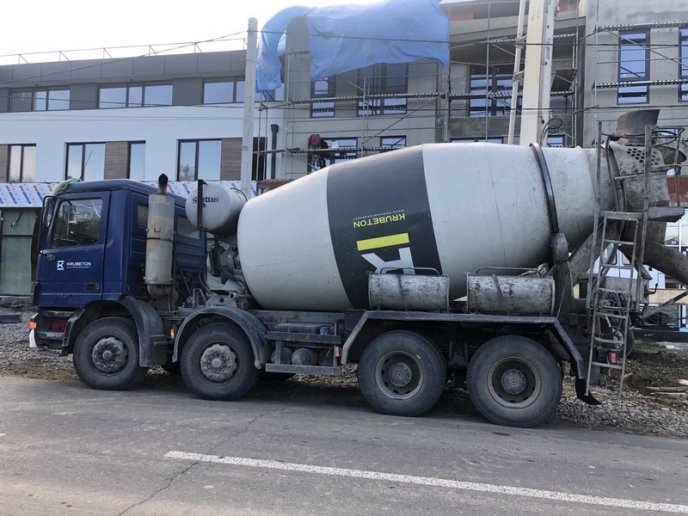 В Ужгороді на водія, який розлив бетон на проїжджій частині, склали протокол – 01