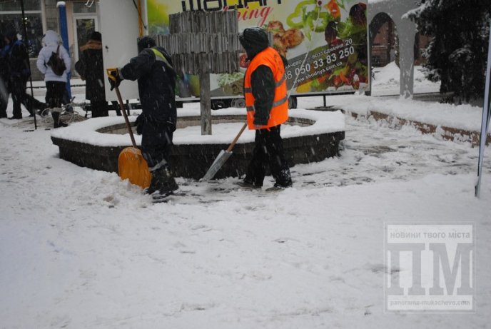 Мукачево у сніговому полоні: комунальники відкопують місто (ФОТО) – 04