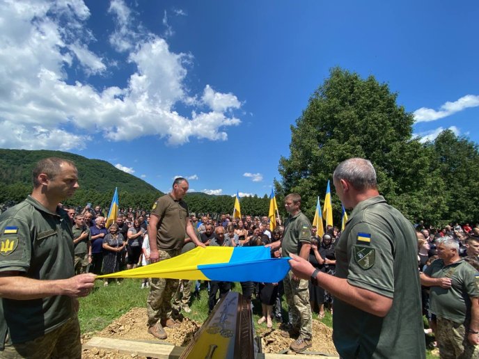 У одній із громад Закарпатської області попрощалися із Героєм – 04