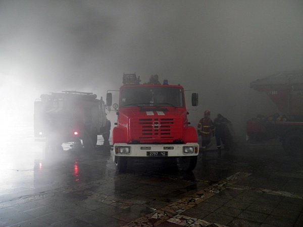 Вогонь в універмазі "Україна" вже охопив площу в одну тисячу метрів квадратних – 06 Вогонь в універмазі "Україна" вже охопив площу в одну тисячу метрів квадратних – 06