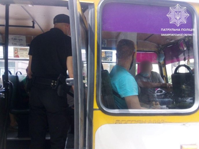 В Ужгороді патрульні перевірили заклади харчування та маршрутки – 01 В Ужгороді патрульні перевірили заклади харчування та маршрутки – 01