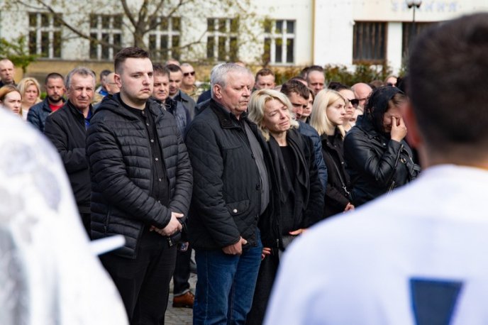 Назавжди залишиться у серцях: сьогодні закарпатці прощалися з 36-річним Героєм – 06 Назавжди залишиться у серцях: сьогодні закарпатці прощалися з 36-річним Героєм – 06