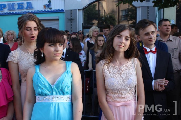 Мукачівські випускники станцювали прощальний вальс у центрі міста – 42