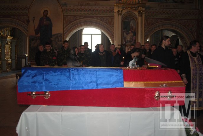 Сотні заплаканих очей провели в останню дорогу загиблого у зоні АТО мукачівця (ФОТОРЕПОРТАЖ) – 08