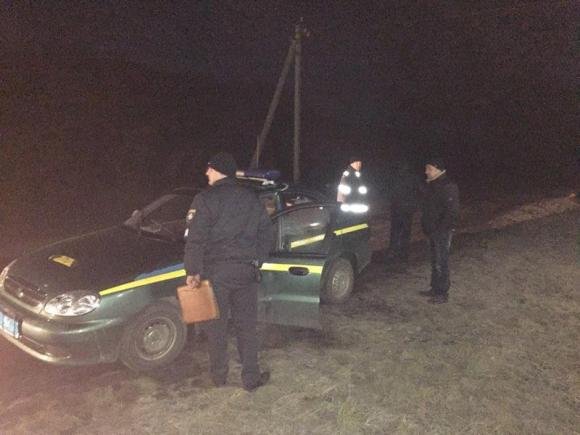 Виноградівець змусив працівників "Автодору" залатати яму, у якій він пошкодив колесо – 01