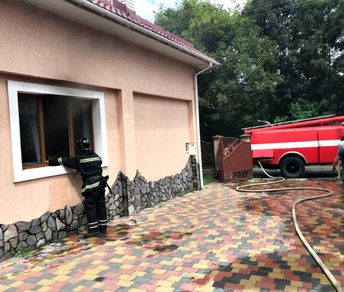 Стали відомими деталі пожежі у житловому будинку у Сваляві – 03