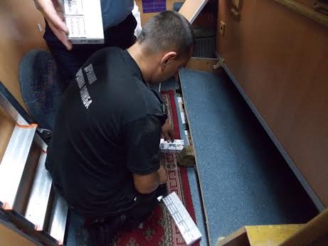 У поїзді "Київ-Ужгород-Братислава" провідниця вагону намагалась провезти 800 пачок сигарет – 05