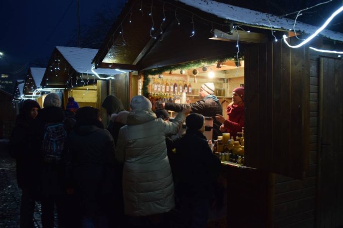 В Ужгороді починає працювати новорічно-різдвяний ярмарок – 10
