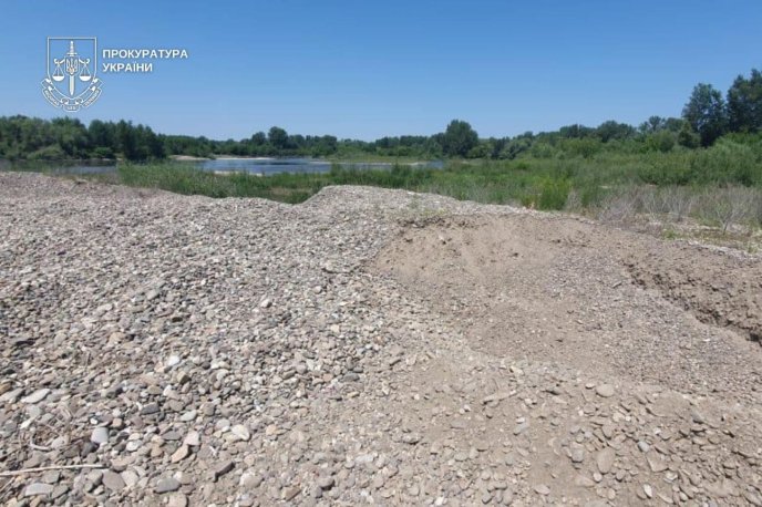 Зловмисники видобули 310 «кубів» суміші / фото: Закарпатська обласна прокуратура