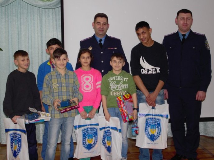 Закарпатські поліцейські вручили подарунки вихованцям Чинадіївського будинку-інтернату – 04