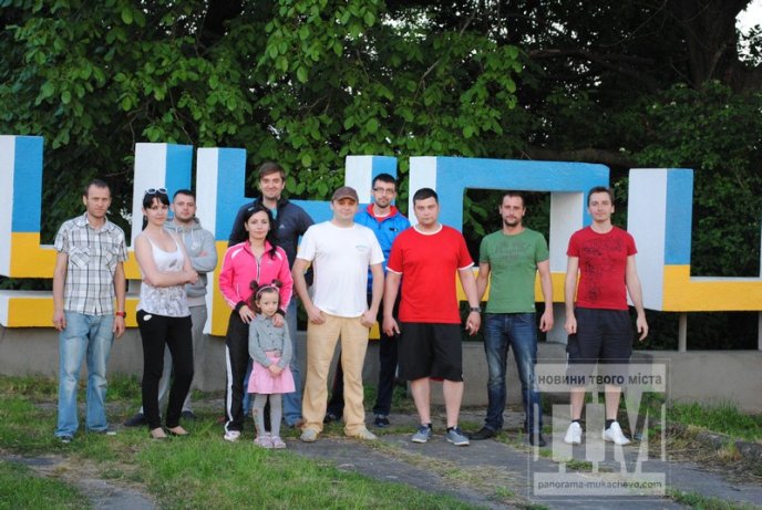 Вказівник Мукачево отримав "обличчя" кольорів державного прапору (ФОТОРЕПОРТАЖ) – 30