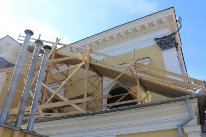 Майстри ремонтують крівлю даху Ужгородського греко-католицького собору – 01