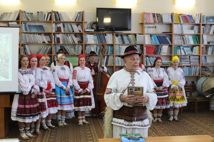 У Закарпатській обласній бібліотеці презентували книги і танцювали народні танці – 14