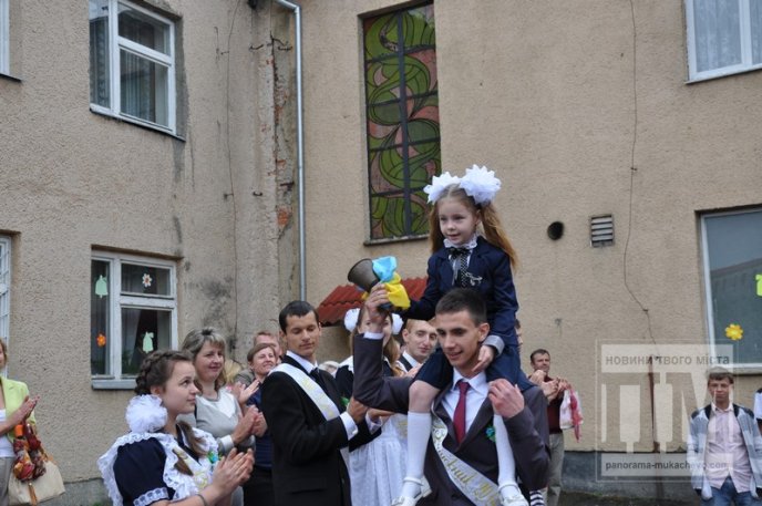 Свято "Останнього дзвоника" зібрало у Мукачівській ЗОШ №7 багато гостей (ФОТОРЕПОРТАЖ) – 48