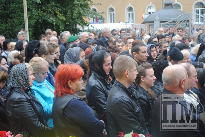 Сум, плач та сльози: Мукачево попрощалось з героєм-земляком (ФОТОРЕПОРТАЖ) – 12