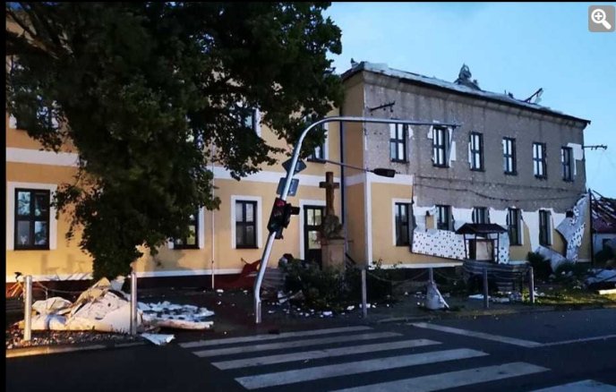 Страхіття у Чехії: торнадо руйнував будинки, сотні людей постраждали – 05 Страхіття у Чехії: торнадо руйнував будинки, сотні людей постраждали – 05