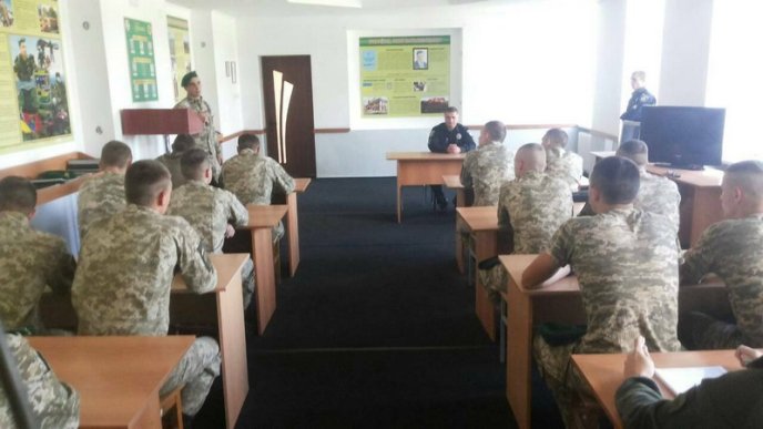 Поліцейські навчали строковиків Чопського прикордонного загону основам безпеки дорожнього руху – 01 Поліцейські навчали строковиків Чопського прикордонного загону основам безпеки дорожнього руху – 01