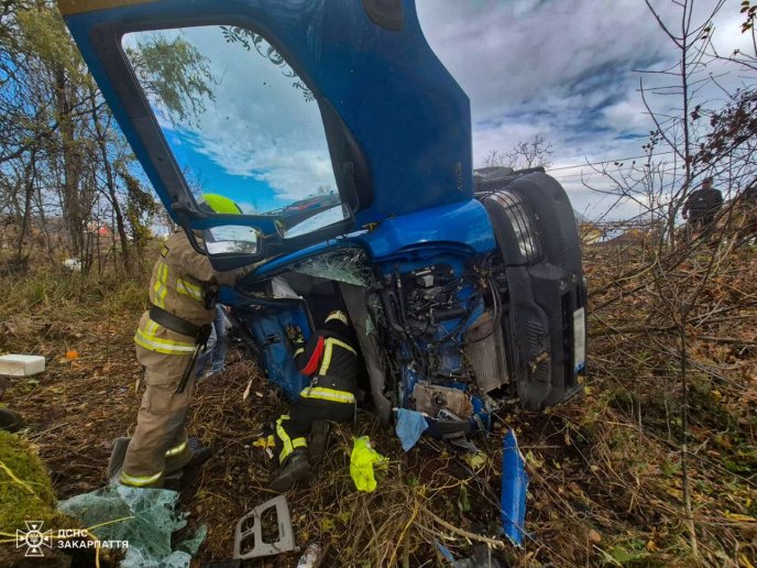 Водія затисло в кабіні бетонозмішувача після ДТП