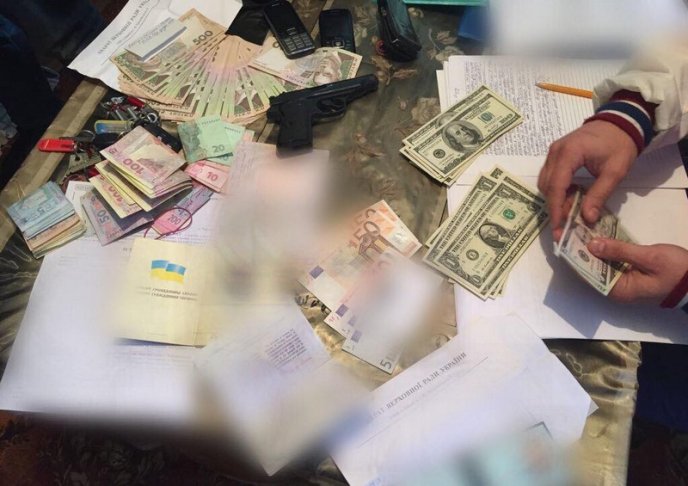 Помічник народного депутата отримав 150 тисяч гривень хабара – 09