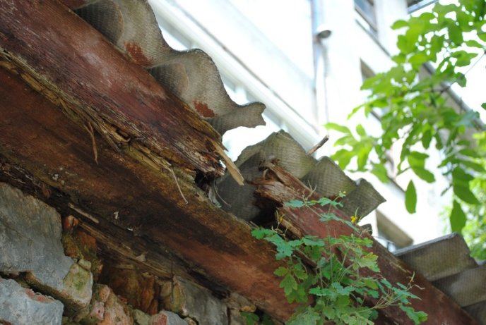 Мешканці житлового будинку по вулиці Московській потерпають від сусідства з напівзруйнованою будовою (ФОТО) – 03