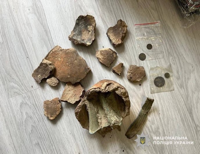 Судитимуть чоловіка, який намагався продати артефакти, знайдені на околиці Ужгорода – 01 Артефакти, які знайшов підозрюваний