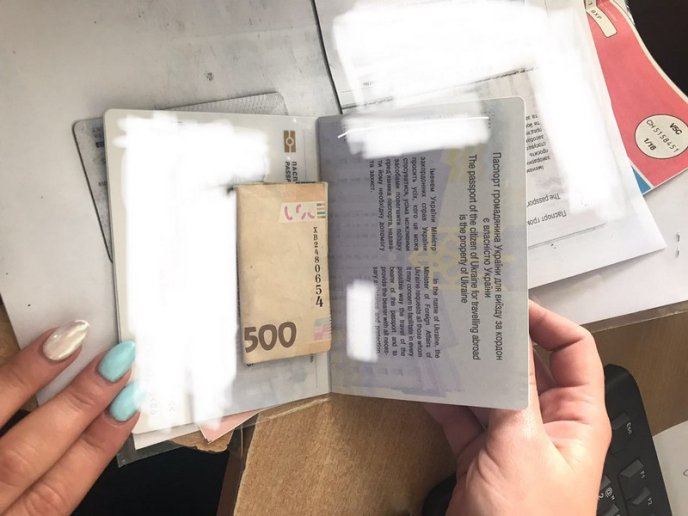 Старший державний інспектор митного поста «Ужгород» Закарпатської митниці ДФС відмовився від хабаря  – 02