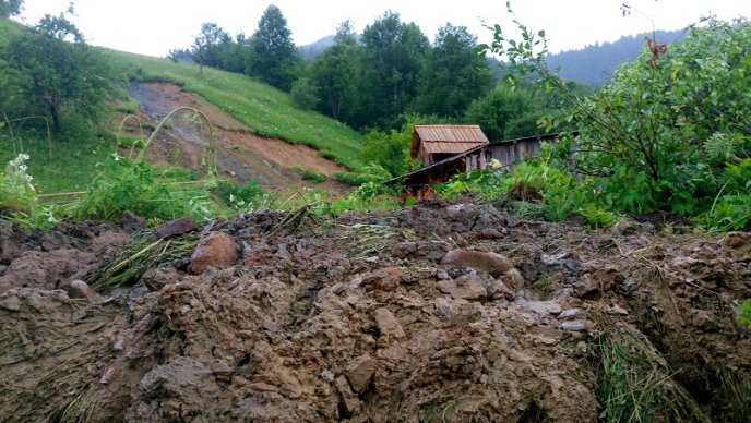 Селевий потік на Рахівщині затопив людські двори та пошкодив мости – 18 Селевий потік на Рахівщині затопив людські двори та пошкодив мости – 18