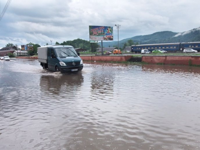 Наслідки зливи у Хусті шокували закарпатців – 08