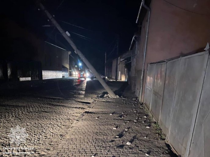 У Мукачеві п’яний водій на авто врізався у електроопору – 01 У Мукачеві п’яний водій на авто врізався у електроопору – 01
