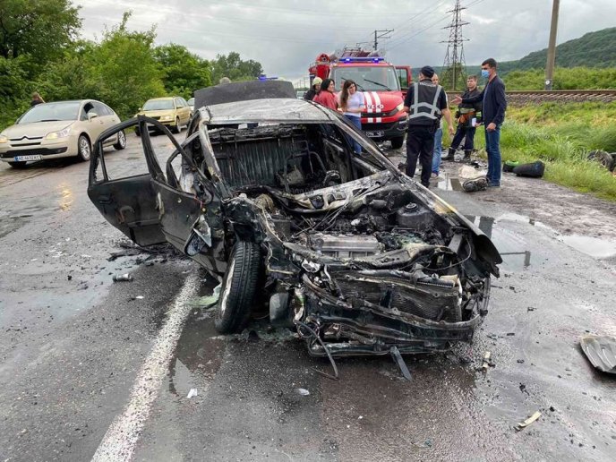 Автотроща неподалік від села Невицьке: рятувальники розказали подробиці – 04