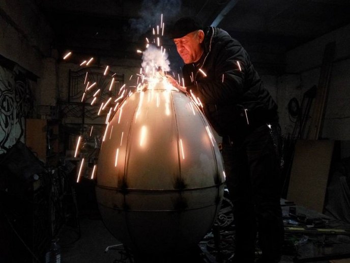 Мукачівець до Великодня готує унікальні гігантські писанки – 02