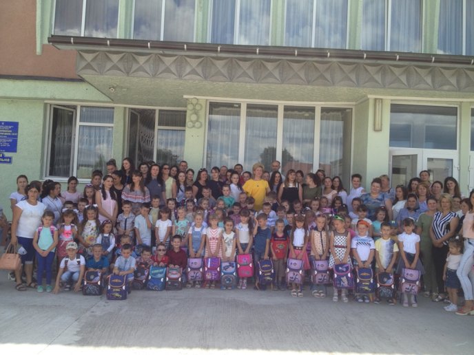 Першокласникам Тячівщини до Дня знань подарували нові ранці – 11