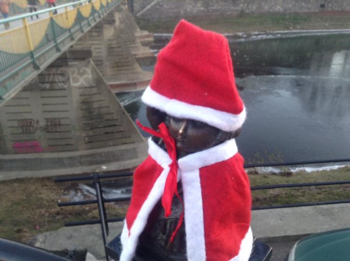 В Ужгороді "по-новорічному" прикрасили Свободку – 02