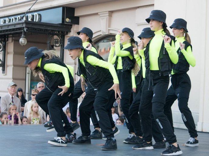 Як у центрі Ужгорода сьогодні танцювали – 05 Як у центрі Ужгорода сьогодні танцювали – 05