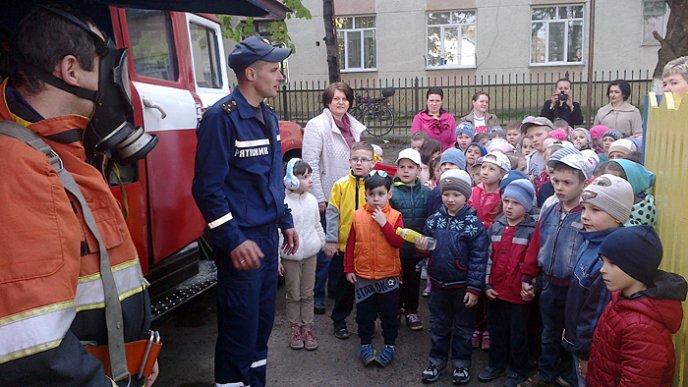 Чопські діти завітали в гості до місцевих рятувальників – 03 Чопські діти завітали в гості до місцевих рятувальників – 03