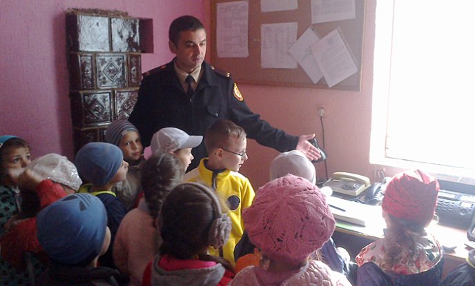 Чопські діти завітали в гості до місцевих рятувальників – 01 Чопські діти завітали в гості до місцевих рятувальників – 01
