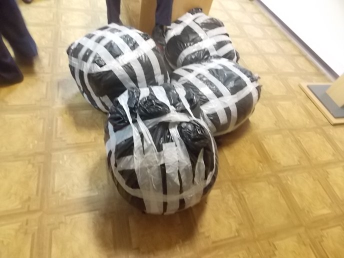 Закарпатські прикордонники затримали автобус із нерозмитненим одягом з Італії – 01