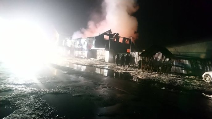 На Закарпатті згорів двоповерховий меблевий магазин, – соцмережі – 06 На Закарпатті згорів двоповерховий меблевий магазин, – соцмережі – 06