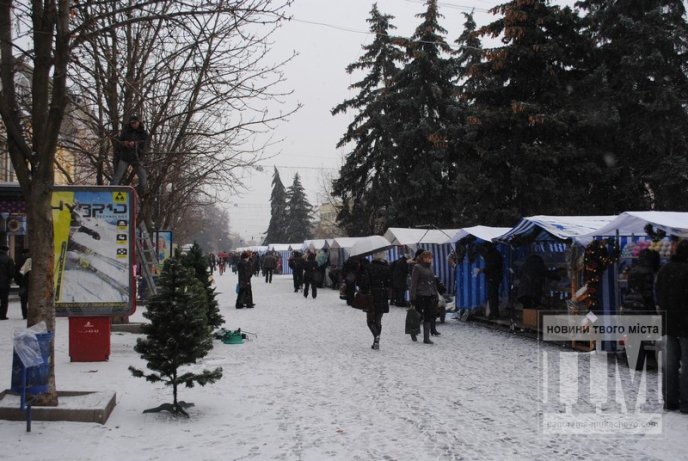 В центрі Мукачева прикрашають ялинку та на повну працює новорічний ярмарок (ФОТО) – 04