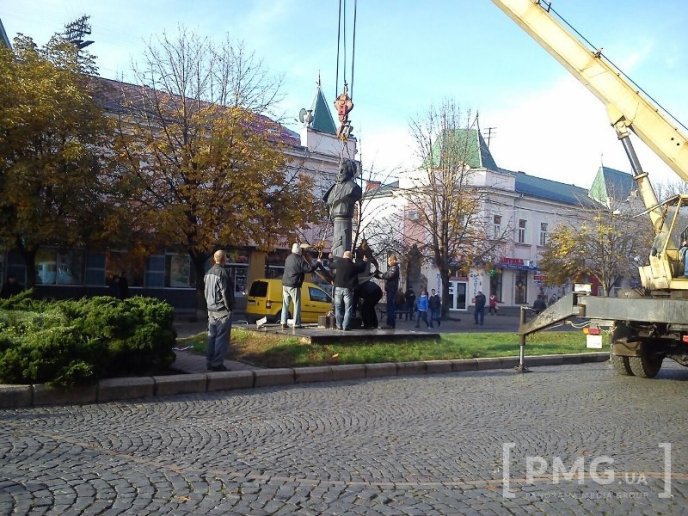 У центрі Мукачева демонтовують пам’ятник Мігаю Мункачі – 03