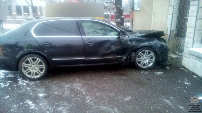 В Ужгороді зіткнулись "Фольксваген" та "Шкода" – 01