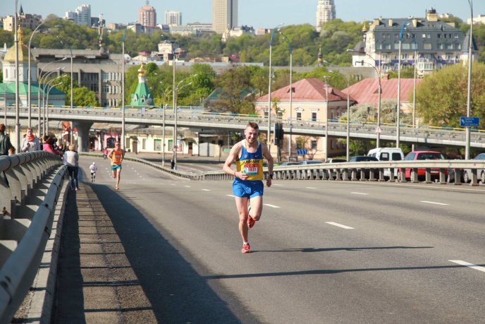 Мукачівець Сергій Расчупкін отримав відзнаку Київського напівмарафону – 04
