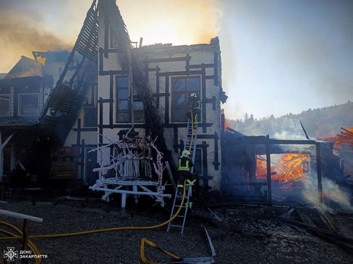 Вогнеборці зіткнулися зі складною пожежею / фото: ДСНС Закарпаття