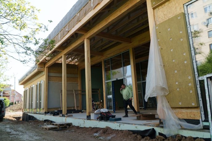 В Ужгороді уже місяць зводять ветеранський центр: на черзі спортзал – 01