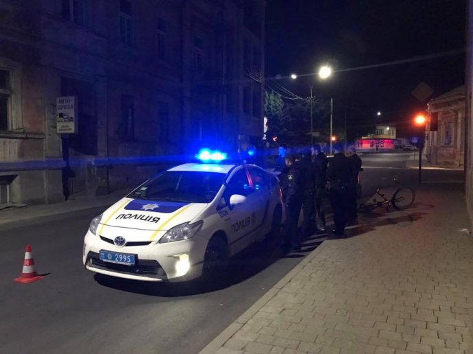 На одному з перехресть Ужгорода іномарка збила велосипедиста: останнього забрала швидка – 07