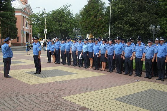 Закарпатські міліціонери вишикувались на центральних площах міст області – 07
